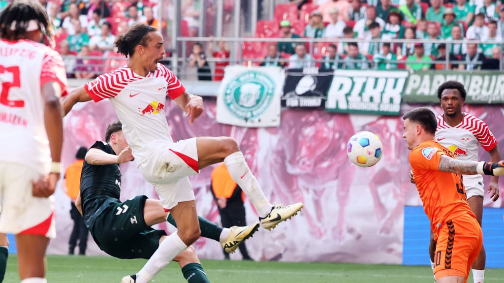 Einzige gefährliche Szene in den ersten 45 Minuten: Yussuf Poulsen scheitert an Zetterer