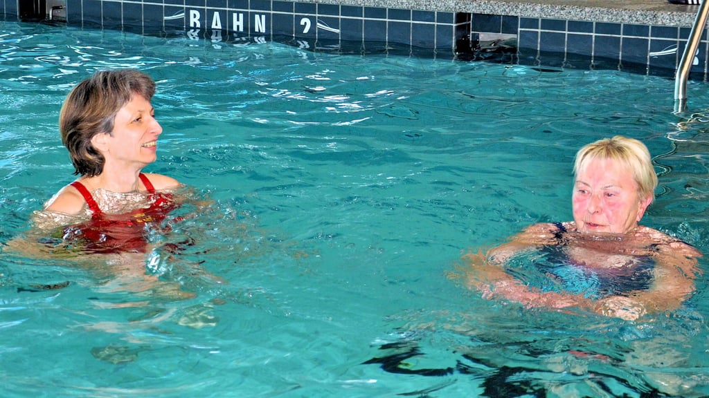 Reinhild ist 73 und lernte bei Andrea Wittmann (links) jetzt das Schwimmen.