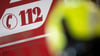 „112“ steht auf einem Einsatzwagen der Feuerwehr.