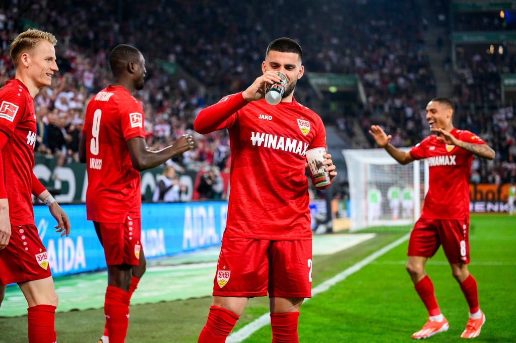 Deniz Undav (2.v.r.) feierte das 0:1 beim FC Augsburg mit einem Schluck Bier.