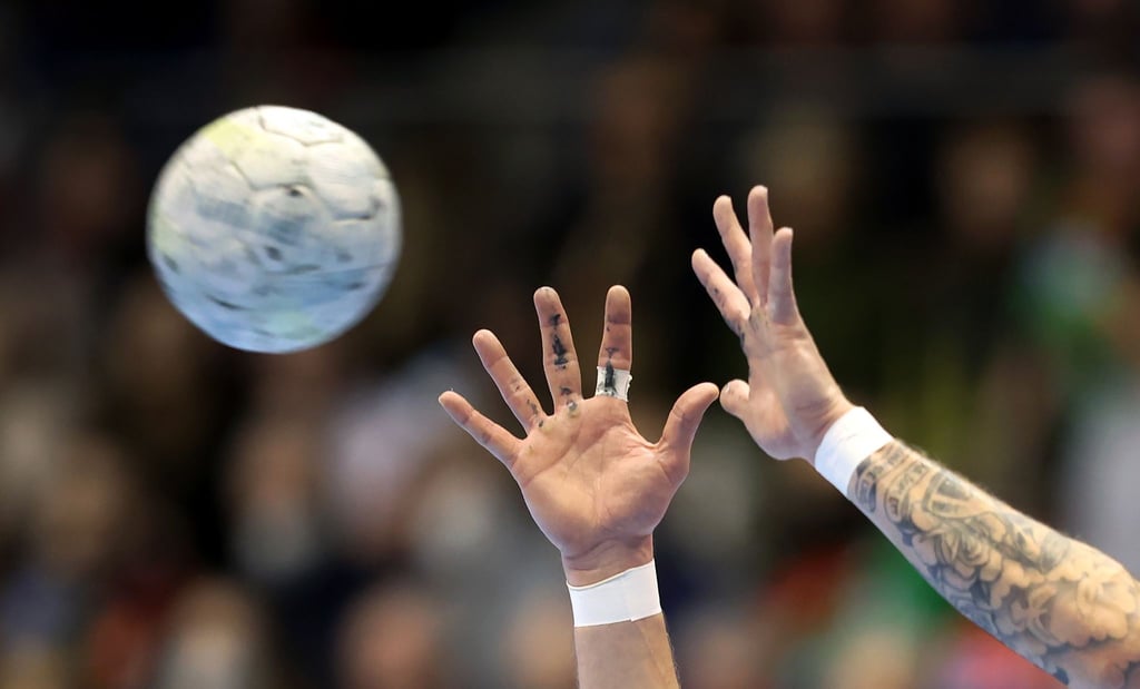 Ein Handball wird gefangen.
