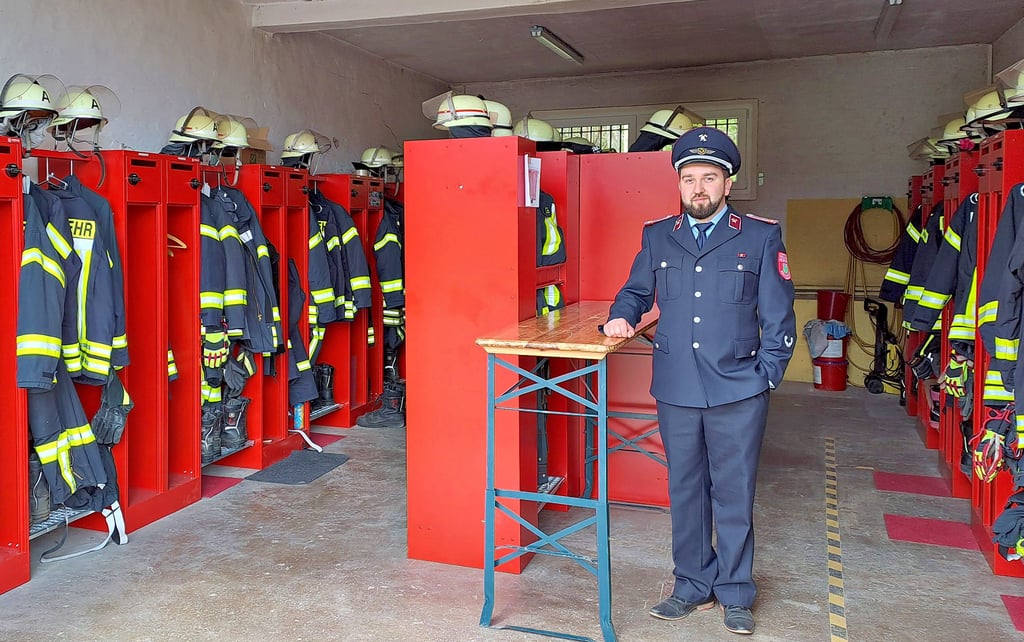 Ortswehrleiter Philipp Flohr zwischen den neuen Spinden der Feuerwehr Königshütte.