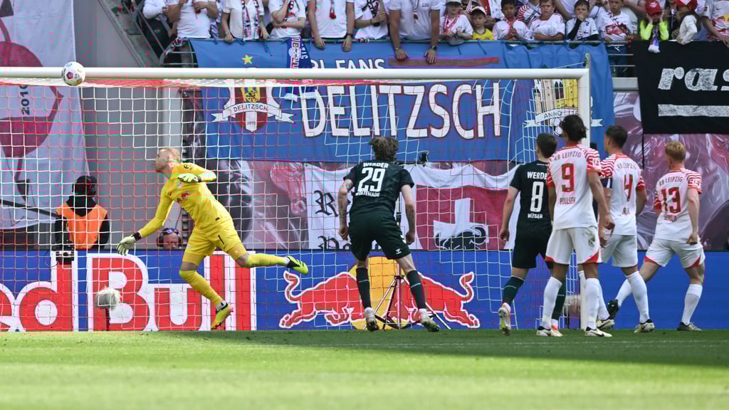Und der Ball, der wurde lang und länger, und die Blicke bang und bänger: Eigentor von Nicolas Seiwald gegen Bremen.