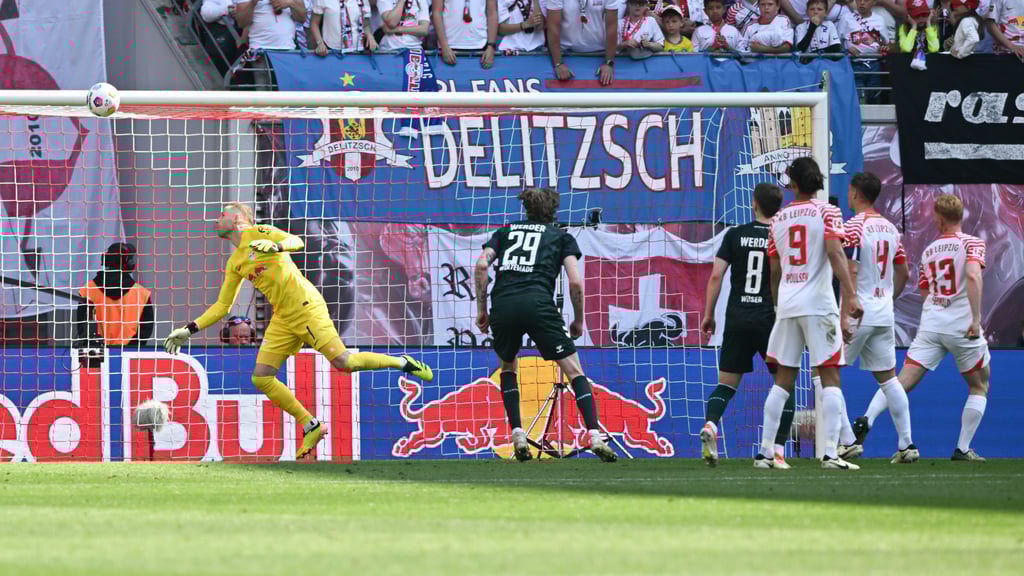 Und der Ball, der wurde lang und länger, und die Blicke bang und bänger: Eigentor von Nicolas Seiwald gegen Bremen.