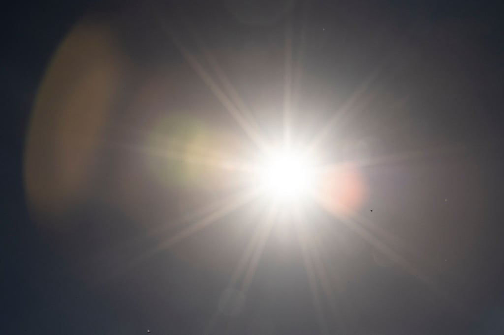 Die Sonne scheint am Himmel.
