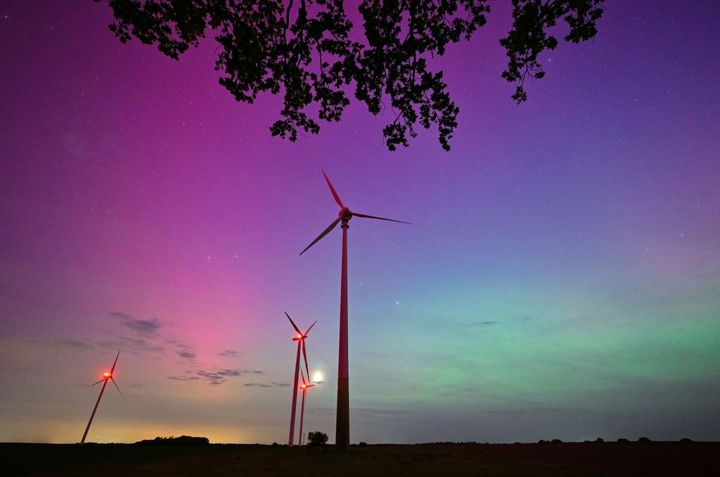 Hellgrün und violett-rötlich leuchten Polarlichter am Nachthimmel im Landkreis Oder-Spree in Ostbrandenburg.