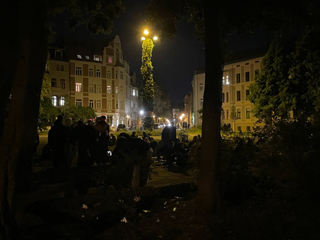 Rund um den Springbrunnen am August-Bebel-Platz in Halle trifft sich seit Jahren Halles Jugend – nicht unbedingt zur Freude mancher Anwohner, die über Lärm und Müll klagen.