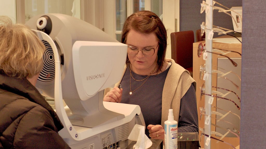 Beim Optiker „Sehenswert“ führt Mitarbeiterin Kristin Libberroth mit einer Kundin einen Sehtest durch