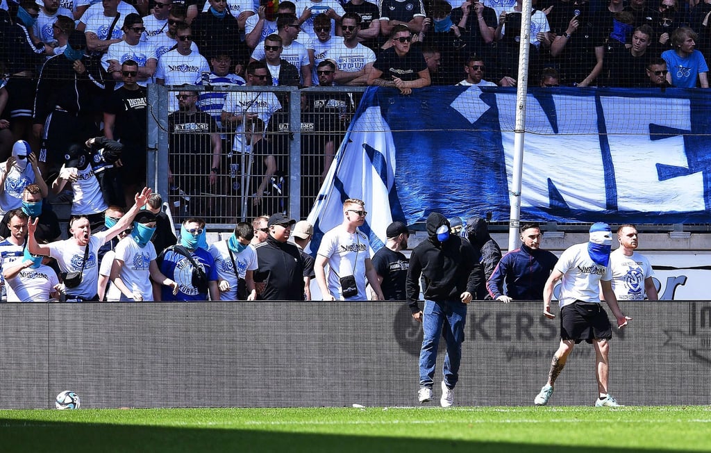 Duisburger Fans stürmen kurz vor Spielende das Spielfeld.