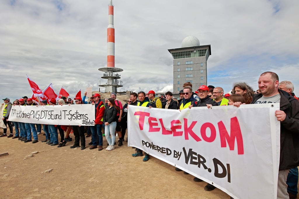 Beschäftigte der Telekom ziehen im Rahmen eines bundesweiten Warnstreiks der Telekom mit einem "Gipfeltreffen" auf den Brocken.