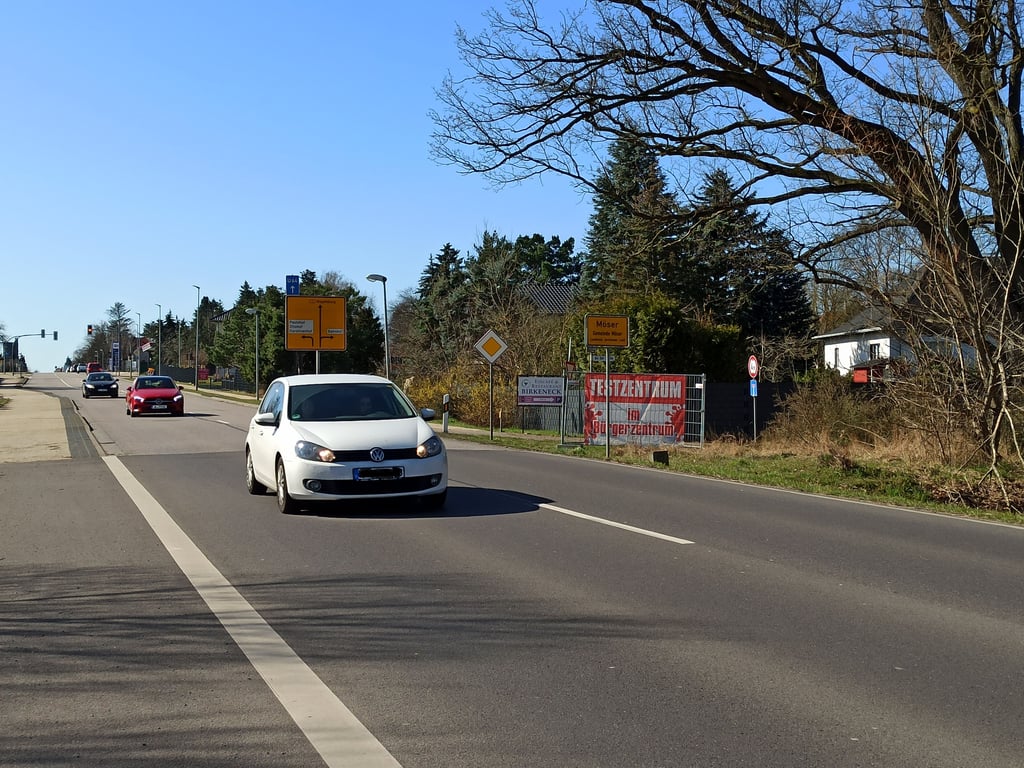Blick auf den Ortseingang von Möser - die Gemeinde muss buchstäblich den Gürtel enger schnallen.