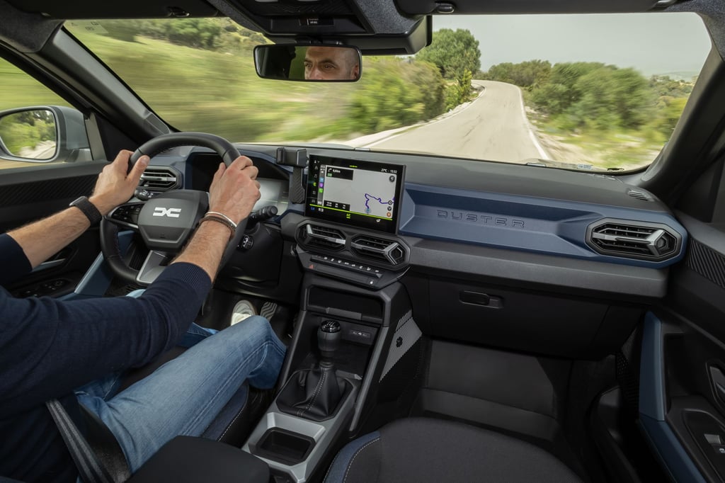 Ein großes 10-Zoll-Display prägt das Armaturenbrett im Dacia Duster.