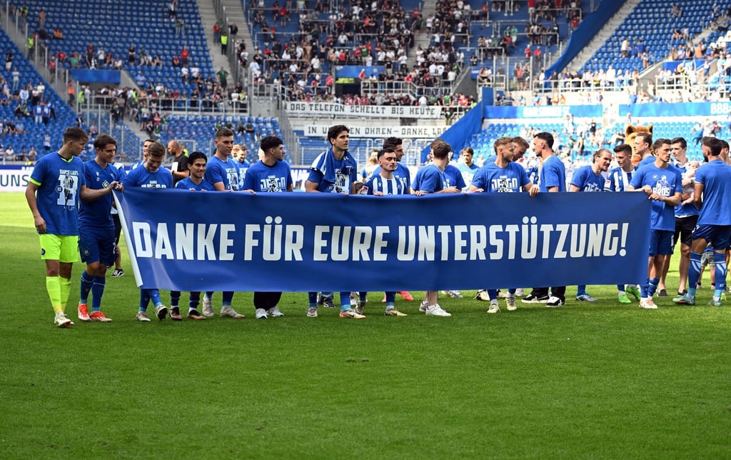 Die Karlsruher Mannschaft bedankt sich nach Spielende bei den Fans für die Unterstützung.