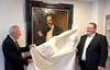 Michael Ermrich (links, mit Blankenburgs Bürgermeister Heiko Breithaupt) übergibt ein Gemälde von Dr. Paul Rehm dem Harzklinikum als Dauerleihgabe.