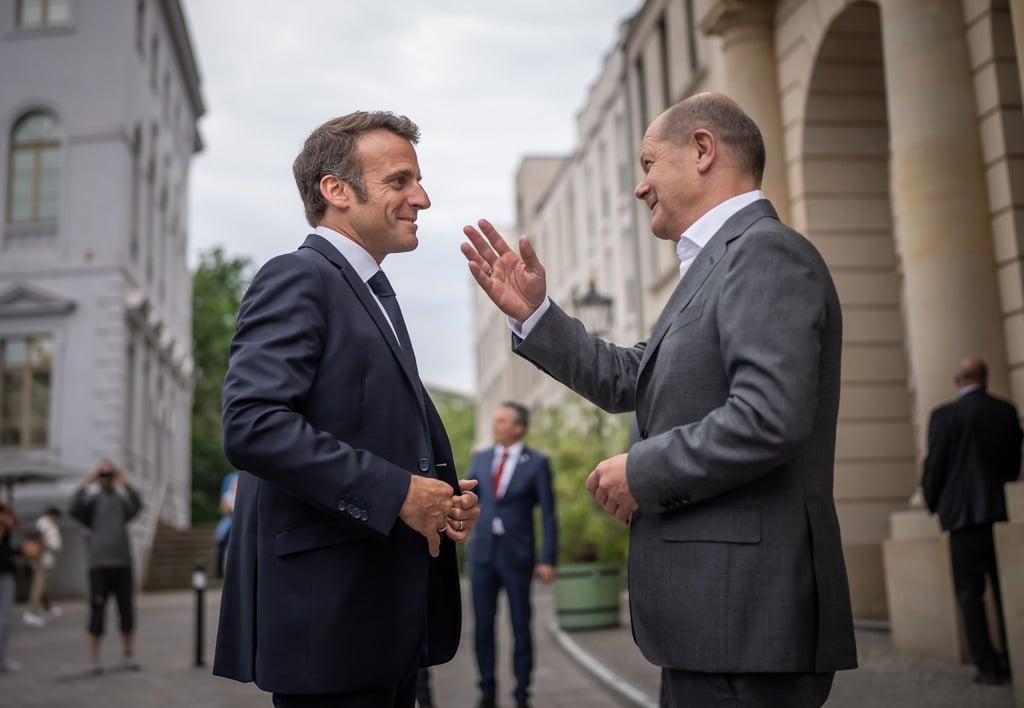 Bundeskanzler Olaf Scholz (SPD, r) begrüßt Emmanuel Macron, Präsident von Frankreich, vor einem gemeinsamen Abendessen.