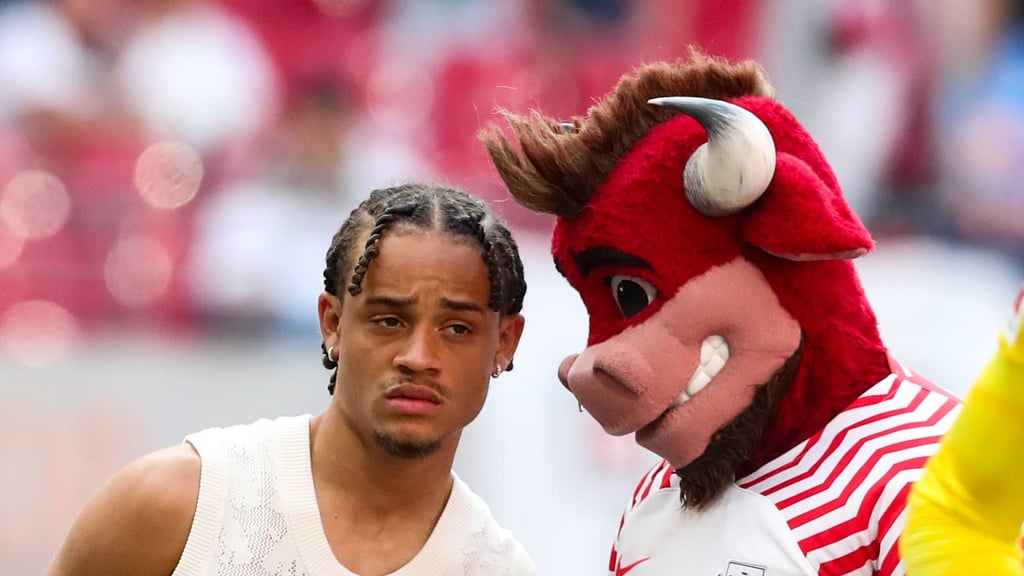 War das schon ein Abschied? Xavi Simons vor der RB-Kurve.