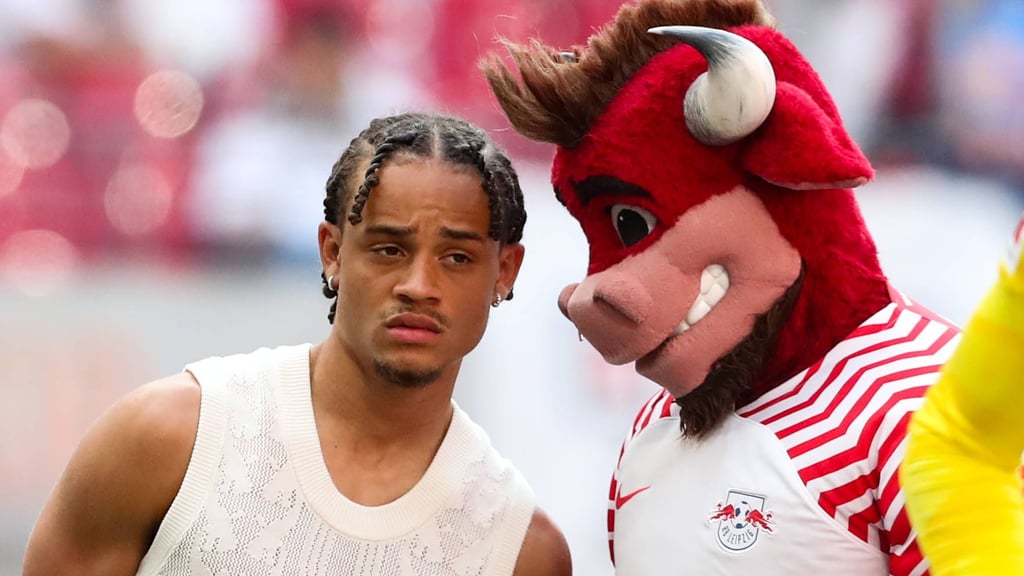 War das schon ein Abschied? Xavi Simons vor der RB-Kurve.