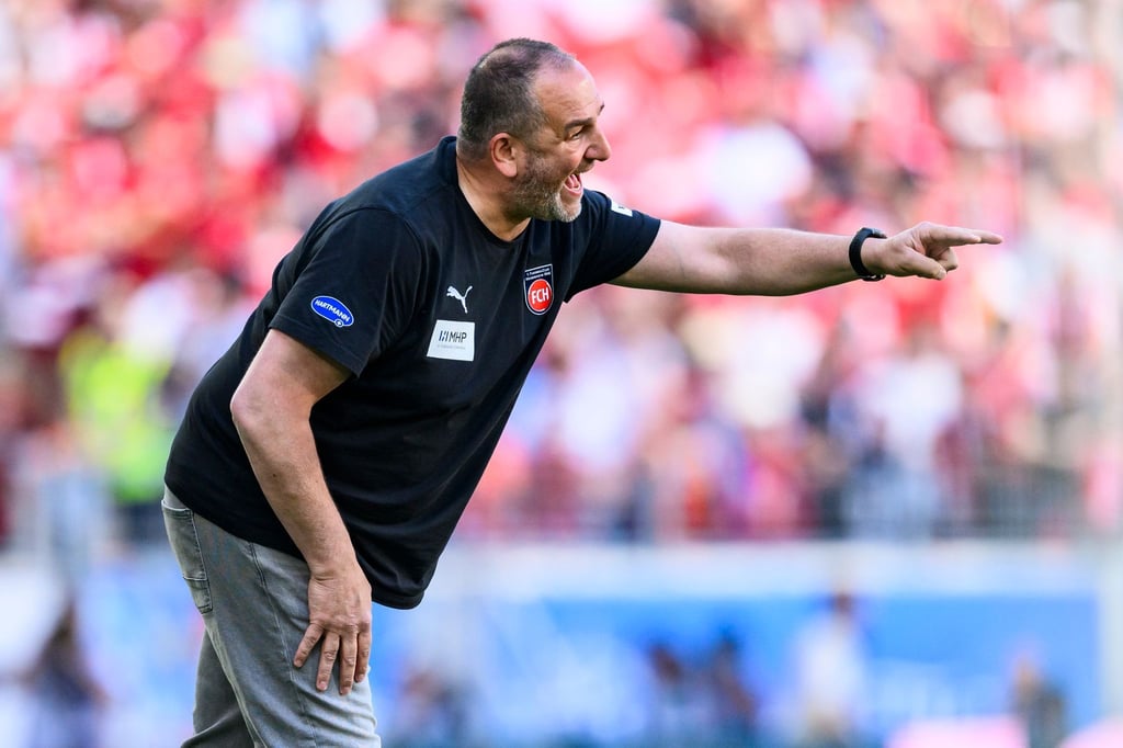 Trainer Frank Schmidt fehlt im letzten Heimspiel der ersten Heidenheimer Bundesliga-Saison.