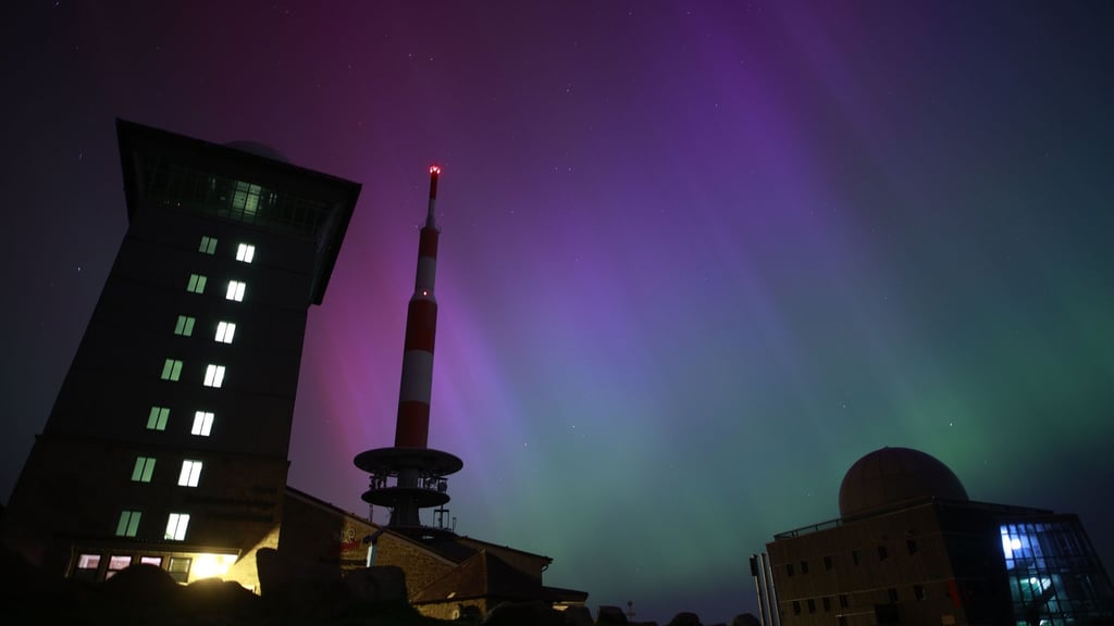 The northern lights can be clearly seen over the Thuringian Forest