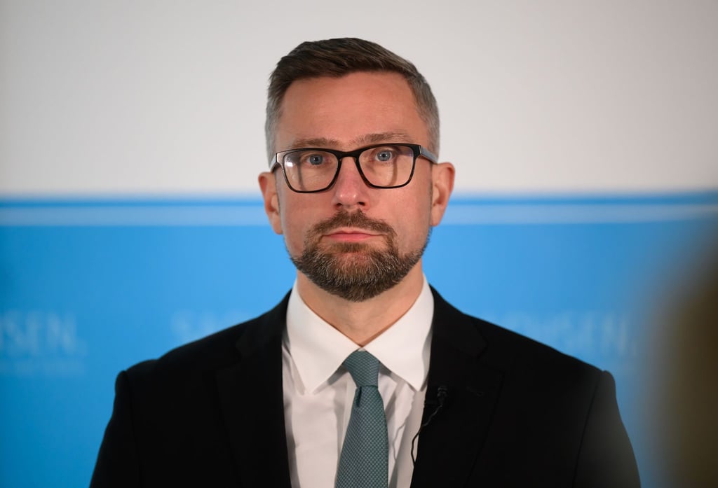 Martin Dulig (SPD), Wirtschaftsminister von Sachsen, gibt im Wirtschaftsministerium eine Erklärung ab.