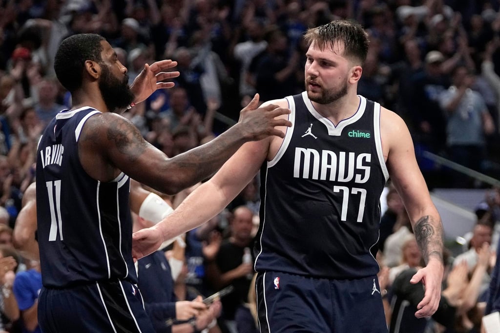 Die beiden Stars Kyrie Irving (l) und Luka Doncic erzielten jeweils 22 Punkte.