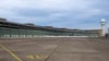 Blick auf die Hangars und das Vorfeld des ehemaligen Flughafens Tempelhof.