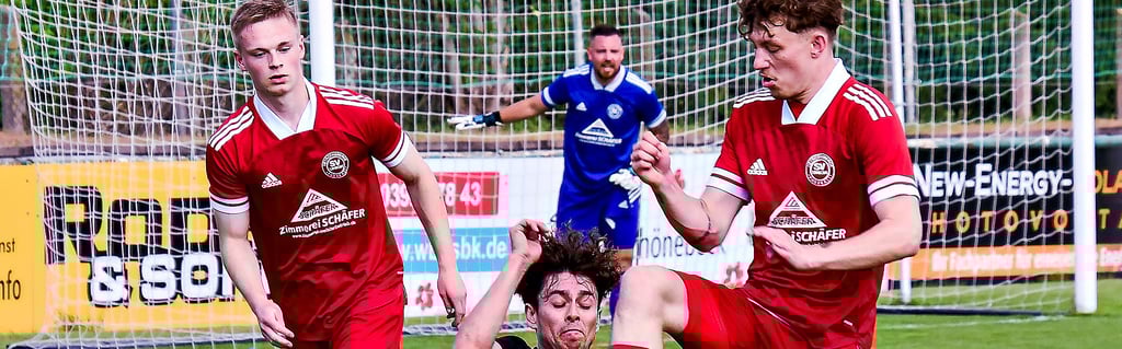Die Schönebecker Kicker um Benny König (in schwarz) mussten immer auf der Hut sein, denn die Heyrothsberger waren stets über Konter gefährlich. Aber König und Co. hatten alles im Griff.