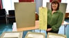 Für die Kommunal- und Europawahl 2024 wurde im Haldensleber Rathaus ein Briefwahllokal eingerichtet - Lea Waber, Mitarbeiterin des Bürgerbüros, zeigt den Wahlzettel für die Stadtratswahl.