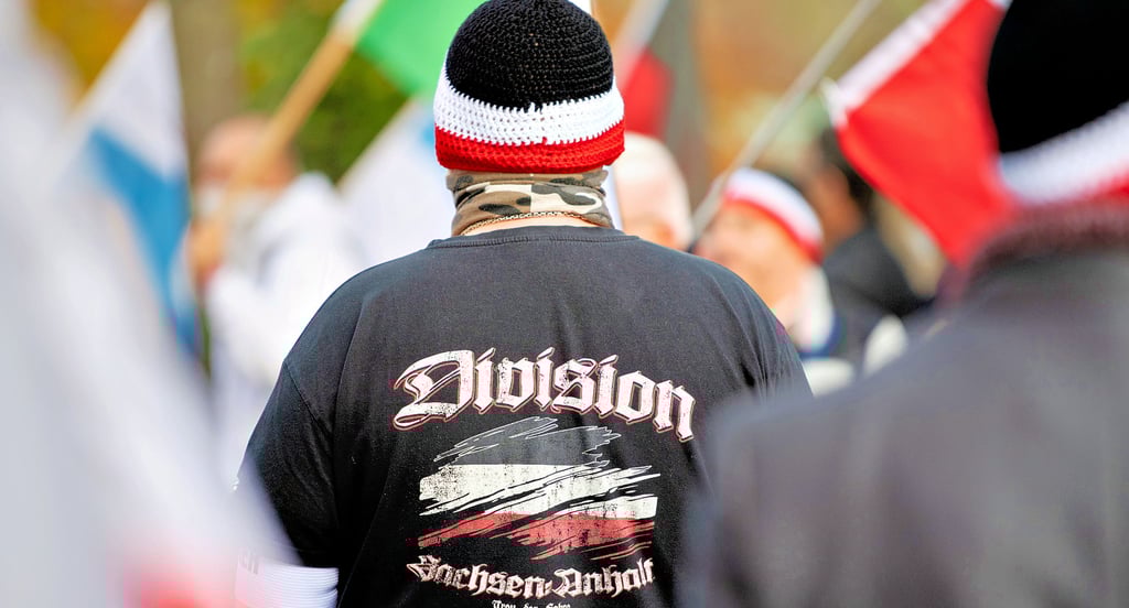 Ein Mann trägt bei einer Demonstration von Reichsbürgern in Sachsen-Anhalt einen Pullover mit dem Aufdruck „Division Sachsen-Anhalt“.