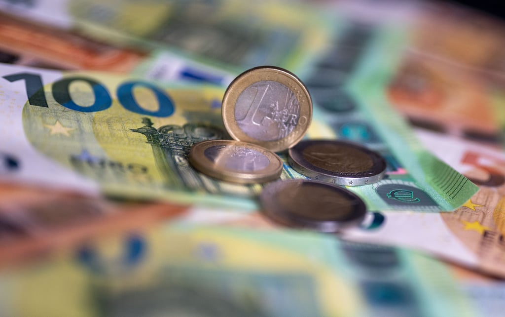 Die Menschen in Sachsen-Anhalt greifen immer seltener zu Bargeld. Immer mehr Geschäfte erlauben nur noch Kartenzahlung. Das schützt unter anderem vor Falschgeld.