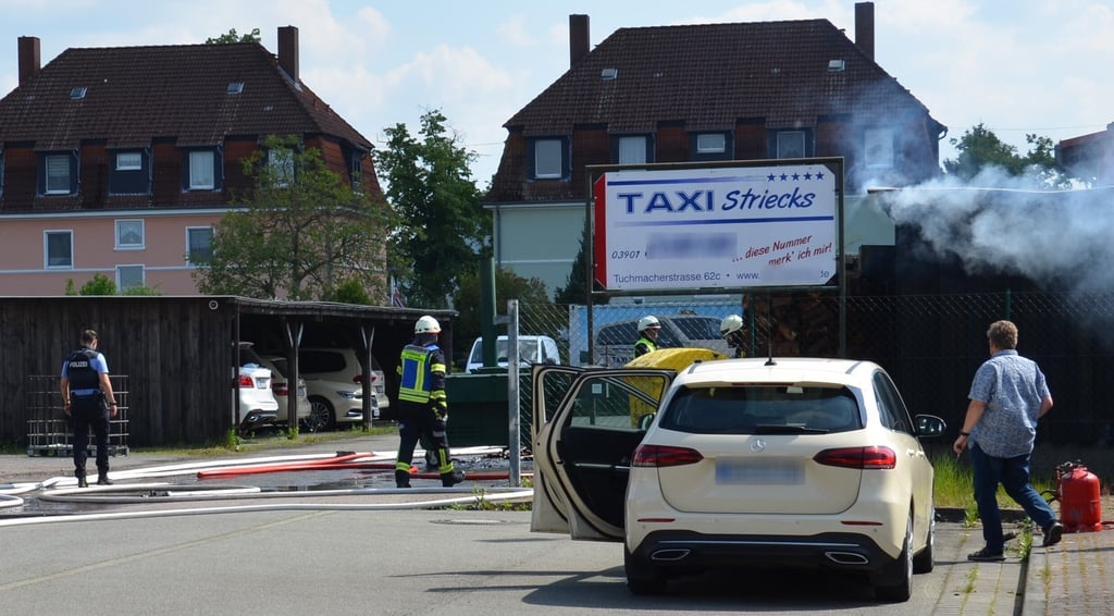 Ein Schuppen brannte gestern bei Taxi Striecks in Salzwedel. Eigentümer Sven Striecks (ganz rechts) will sich ein Bild von der Lage verschaffen.