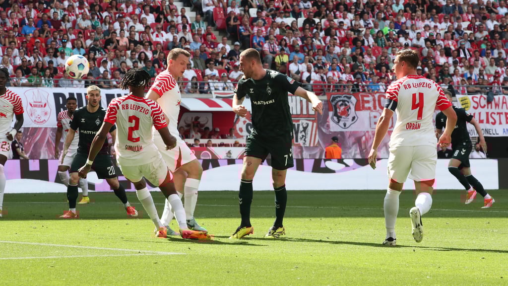 Abstimmungsprobleme: Mohamed Simakan, Lukas Klostermann und Willi Orban in ungewohnter Formation.