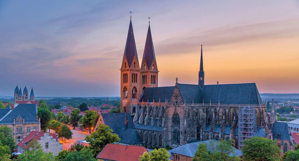 Blick auf den Halberstädter Dom und die Liebfrauenkirche. Der Dom lädt am 18. Mai sowie vom 31. Mai bis 2. Juni zu Festspielen ein.