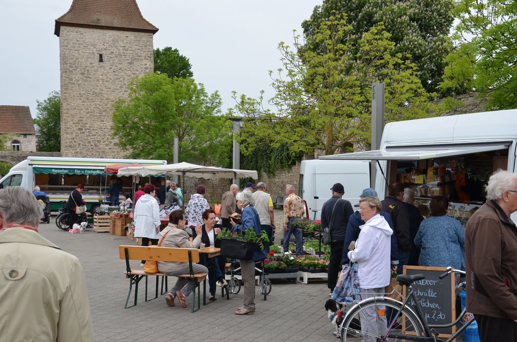 Neben dem Markt am Benneckschen Hof in Staßfurt geht es morgen auch um Politik. Kandidaten und Bürger sollen auf Augenhöhe ins Gespräch kommen.