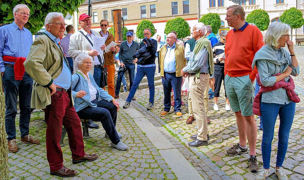 Die Familie Kühne erkundet die Stadt Wanzleben mit dem Hobby-Historiker Tino Bauer beim Familientreffen