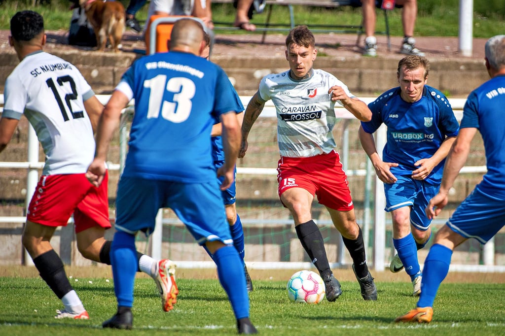 Auch Steven Krumbholz (am Ball), der im Spielverlauf nur die Querlatte des VfB-Tores traf, konnte die Heimniederlage der Naumburger Reserve in der Landesklasse gegen Oberröblingen nicht verhindern.