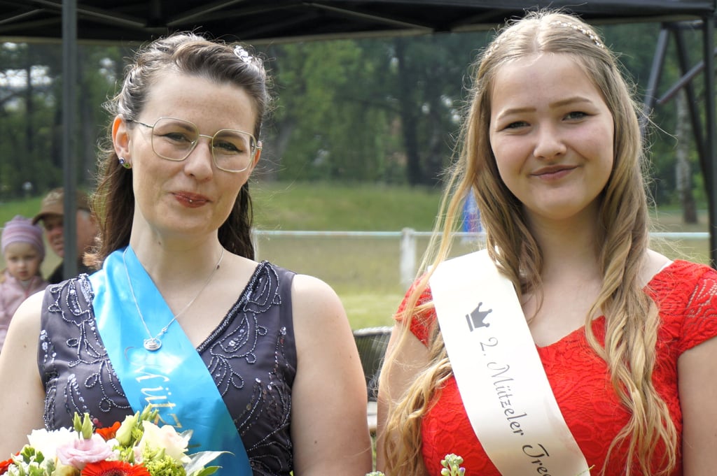 Sabrina (links), die bisherige, und Josefine (rechts), die frisch gekürte neue Treckerprinzessin in Mützel.