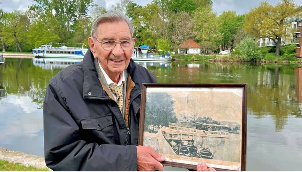 Hans-Joachim Braunstedter zeigt eine historische Aufnahme, auf der die MS „Johannes Braunstedter“ zu sehen ist, die bis zum Krieg auf der Saale verkehrte.