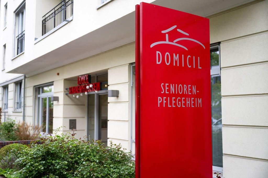 An dem Gebäude steht der Schriftzug „Domicil Seniorenpflegeheim“.