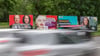 Wahlplakate von SPD (l-r), Linken, CDU und Grünen stehen an einer Hauptstraße.
