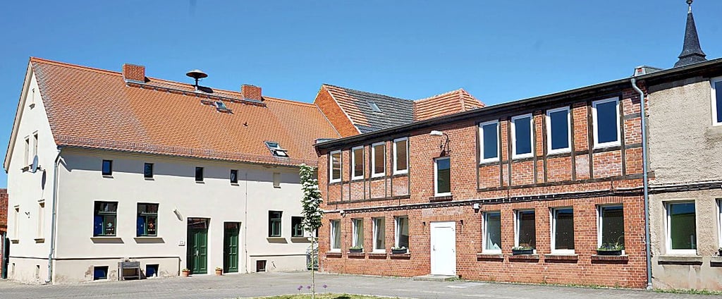 Das Flachdachhaus war einst Kindergarten und soll abgerissen werden. Bürger haben dafür Pläne.
