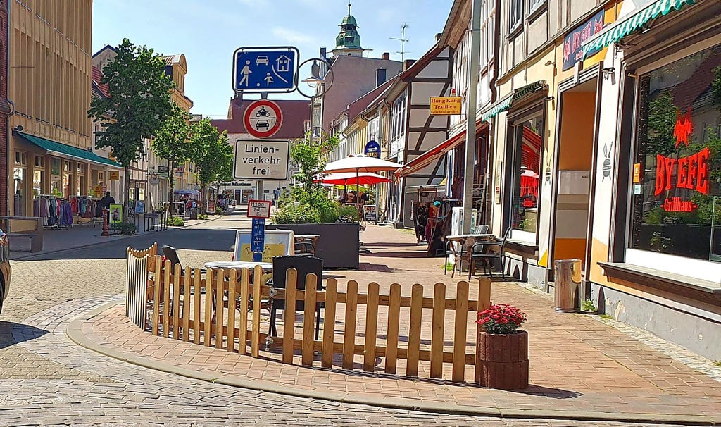 Einige stören sich an dem Sitzbereich vor dem Lokal By Efe in Salzwedel.