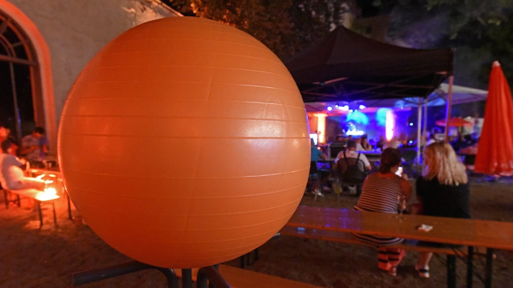 Die Zeit der Improvisation - wie hier bei einem Benefizkonzert - ist bald vorbei. Eine neue Orange soll in wenigen Tagen wieder in der Ascherslebener Orangerie stehen.