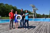Startklar fürs Freibad: DLRG-Chef Holger Friedrich (v.l.), die Schwimmer Laura Riedemann und Paul Biedermann, Betriebsleiterin Ulrike Heinicke 