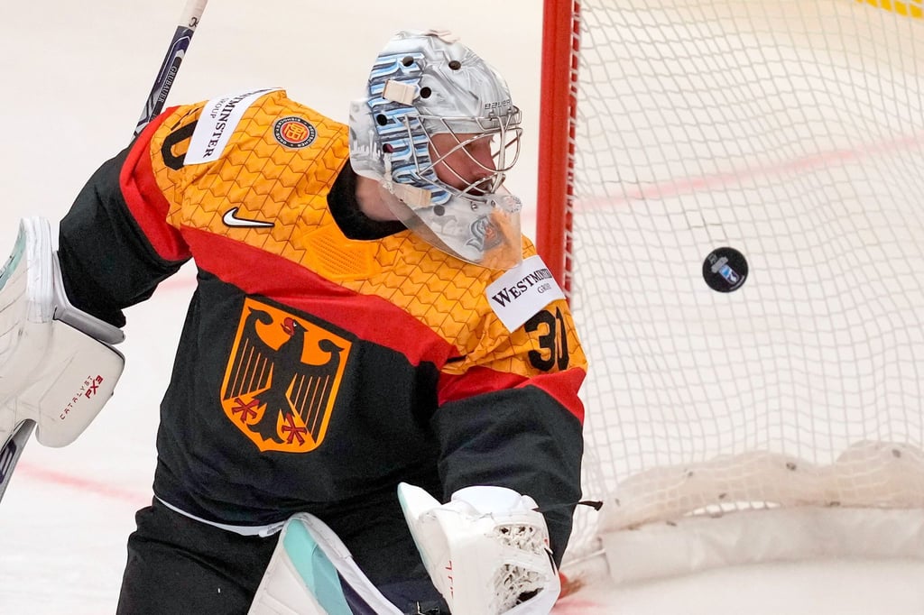 Torhüter Philipp Grubauer und die DEB-Auswahl mussten sich Schweden deutlich geschlagen geben.