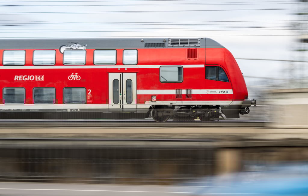 In einem Regionalexpress von Magdeburg nach Halle hat ein Mann ein Kind bedroht.