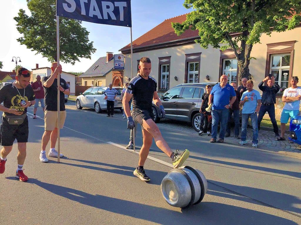 Der diesjährige Badeborner Fassroller Frank Kranich schafft die Strecke in spektakulären 42 Minuten und sechs Sekunden und knackt damit fast den bestehenden Rekord. In Hoym startet die Tour im Beisein vieler Schaulustiger.