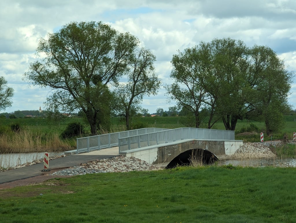 Die Sanierung der Steinernen Brücke bei Gübs ist eines der jüngsten Bauprojekte in der Gemeinde Biederitz. Am Donnerstag, 16. Mai 2024, erfolgt die offizielle Einweihung. Vor der Sanierung standen Ausschreibung und Vergabe der Leistungen.