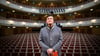Der designierte Generalmusikdirektor Christian Thielemann steht bei einem Fototermin vor der Pressekonferenz zu den Plänen der Spielzeit 2024/25 der Staatsoper Unter den Linden auf der Bühne.