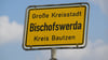 Ein Ortsschild in „Große Kreisstadt Bischofswerda“ steht am Ortseingang der Stadt im Landkreis Bautzen.